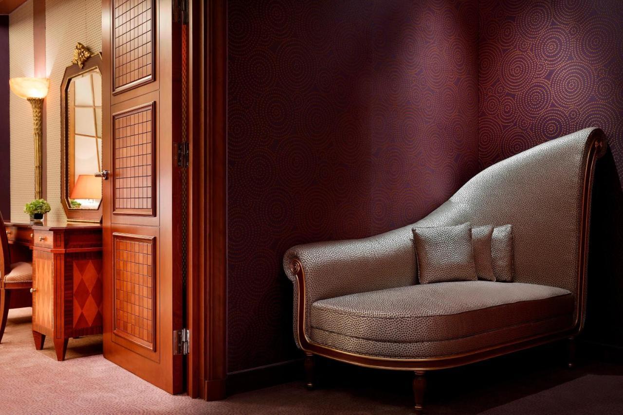 The Ritz-Carlton Jeddah Hotell Exteriör bild A settee