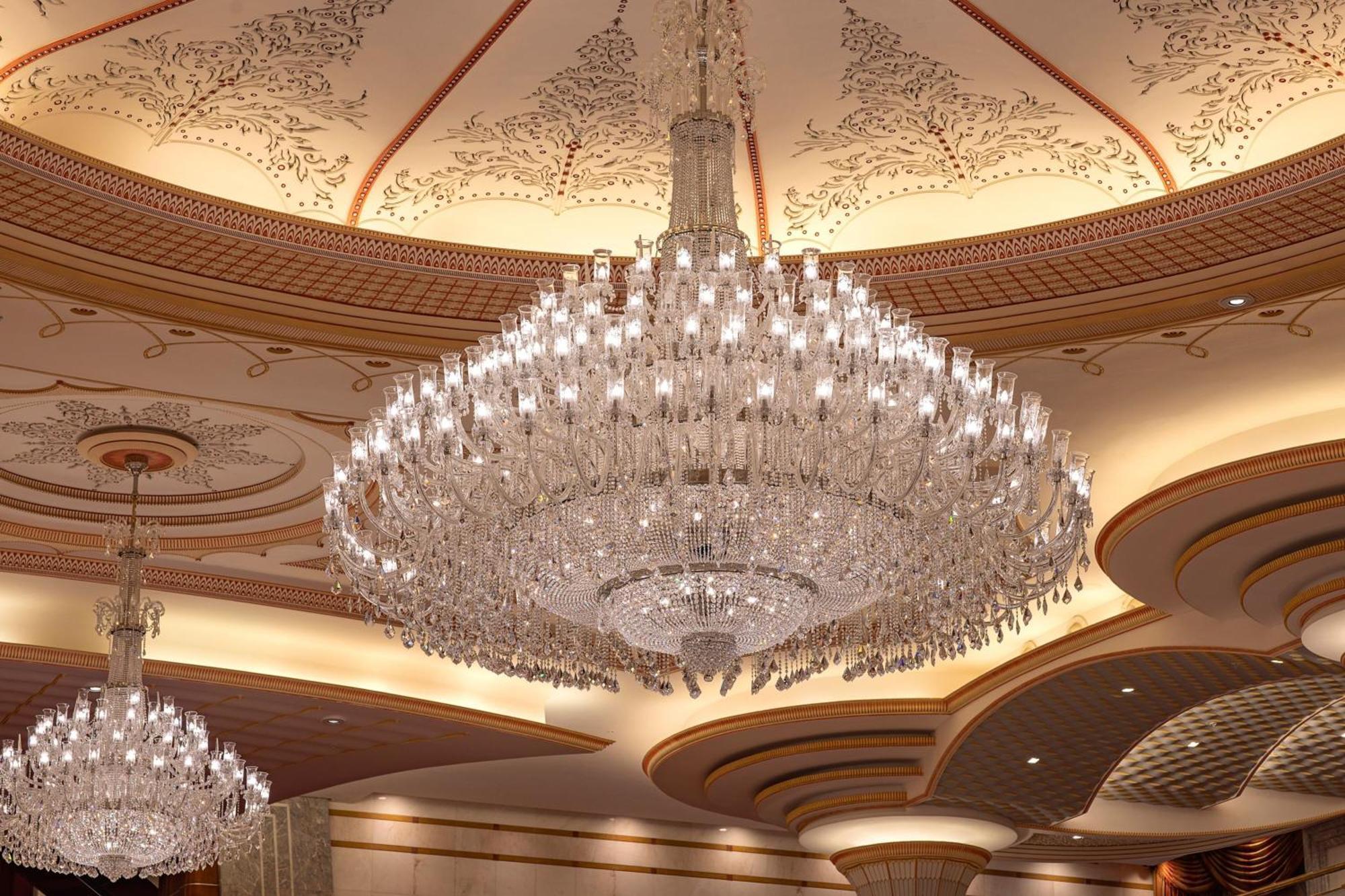 The Ritz-Carlton Jeddah Hotell Exteriör bild A chandelier